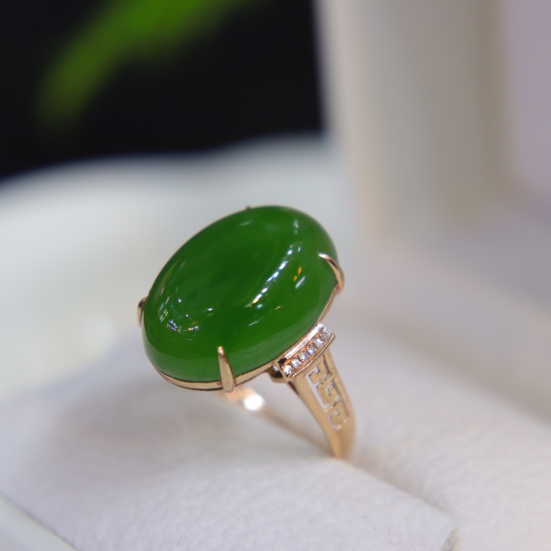 戒指新势力碧玉金戒指18k镶嵌蛋面周春翡翠金镶玉手饰