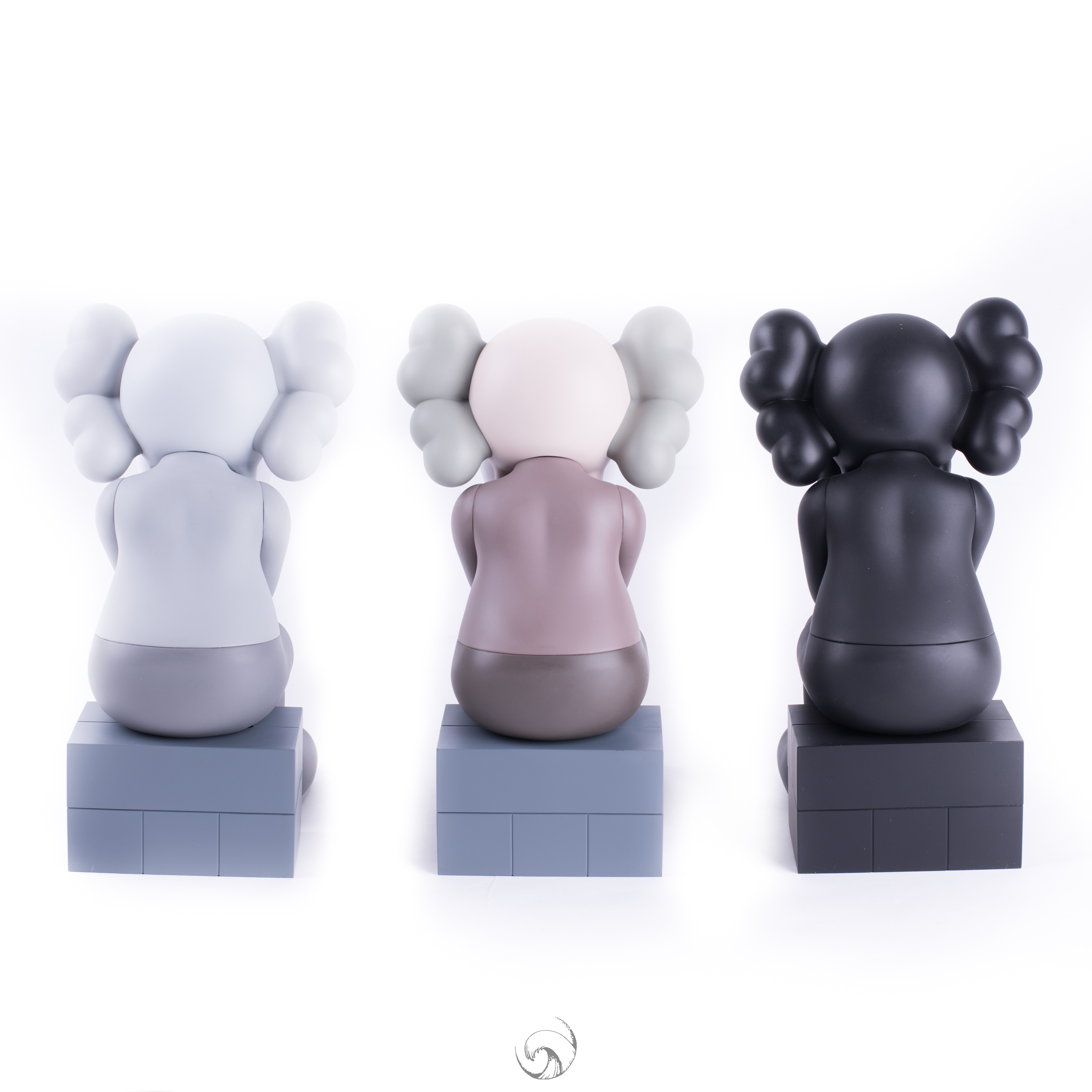 【国内现货】kaws 坐姿公仔捂脸摆件 2018kaws passing through