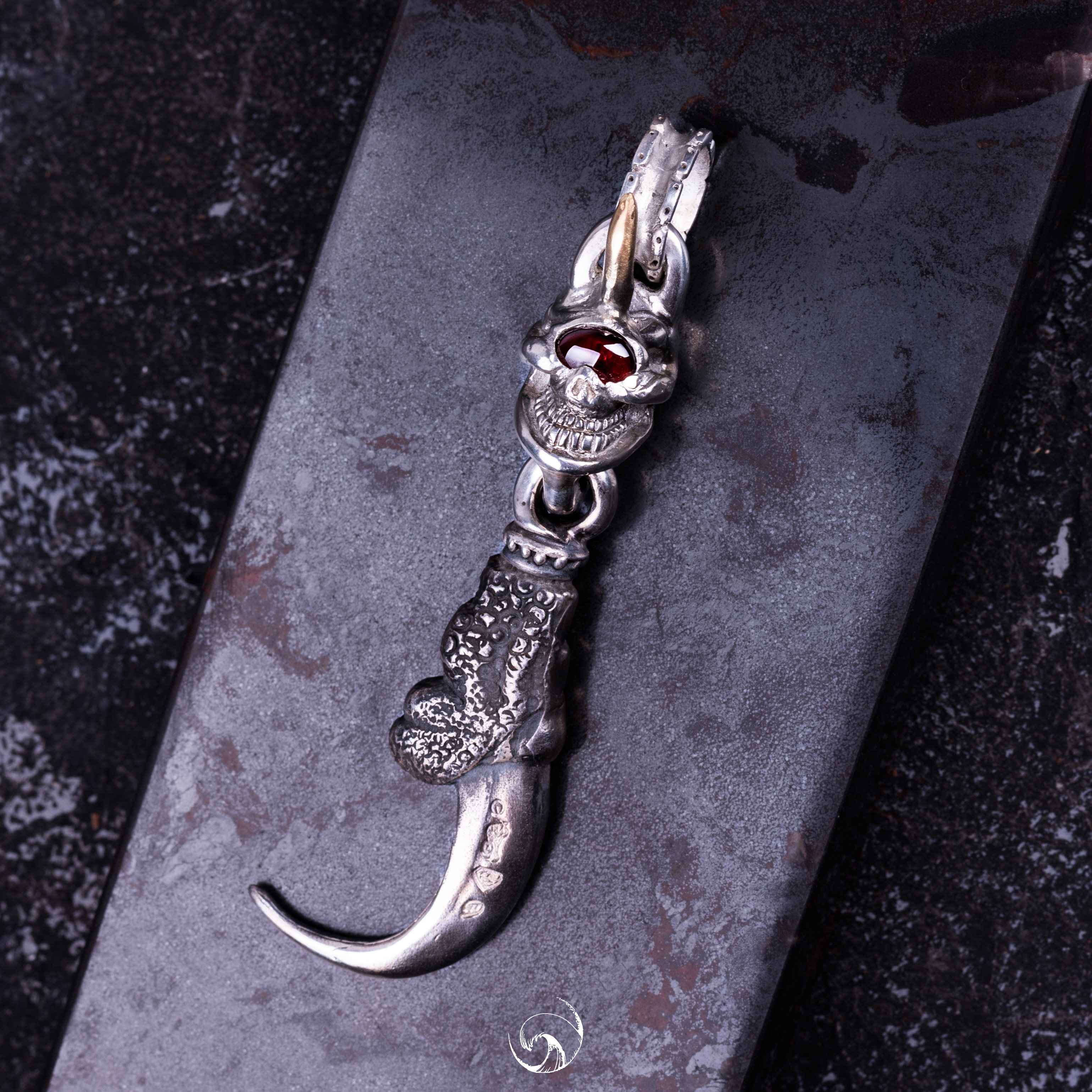 高山隆骷髅红宝石宝石眼独眼金角鹰爪吊坠stoplight挂饰项坠