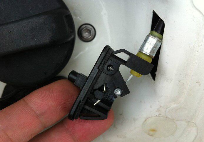 铃木天语雨燕新奥拓锋驭启悦维特拉油箱门盖锁开启器扣卡子原厂