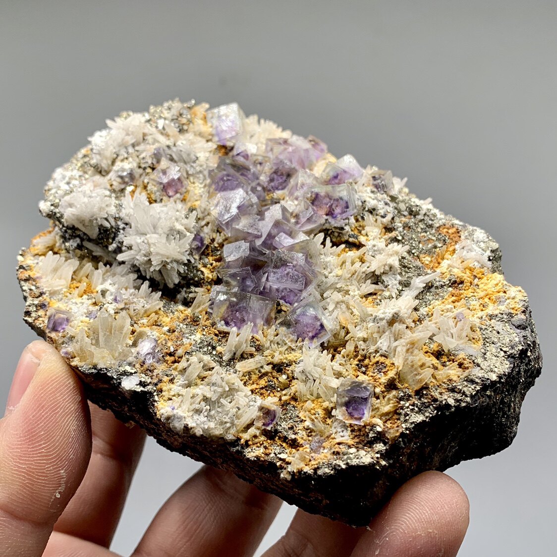 内蒙透明紫心萤石水晶黄铁矿毒砂共生天然矿物摆件