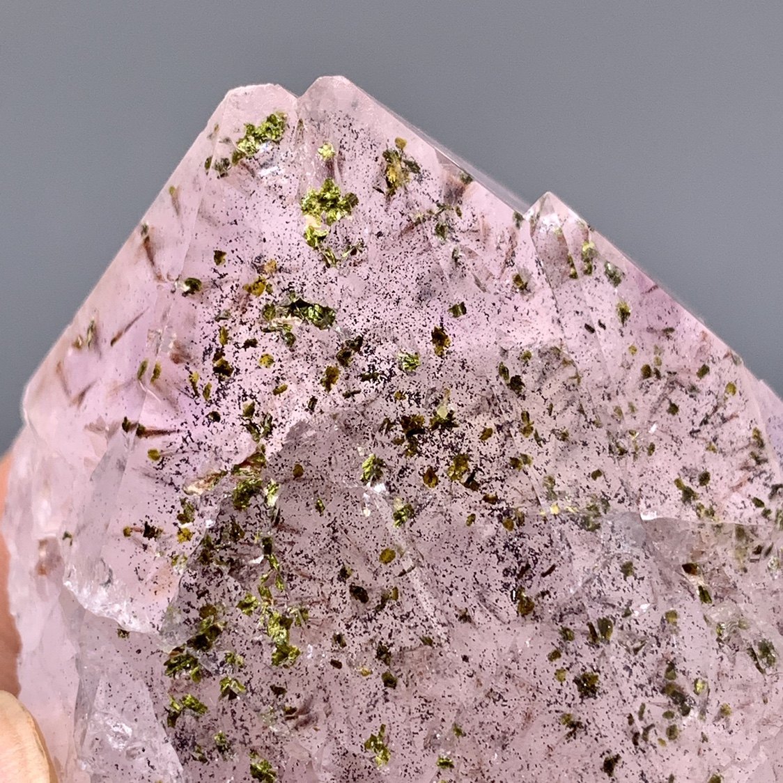 水晶四川花园绿帘石包裹体超七水天然矿物晶体摆件