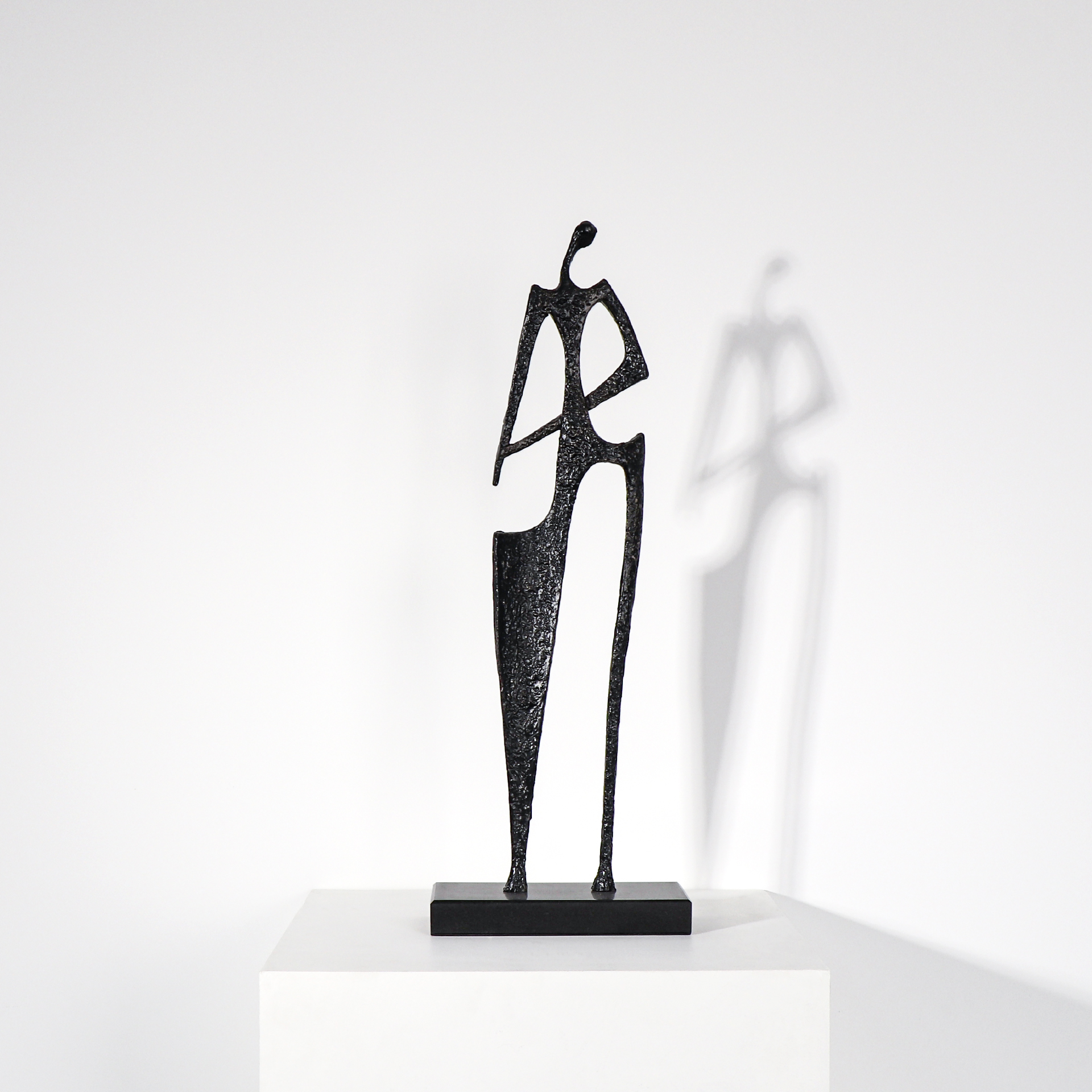 现代北欧抽象人物雕塑摆件样板房售楼处酒店大堂摆件