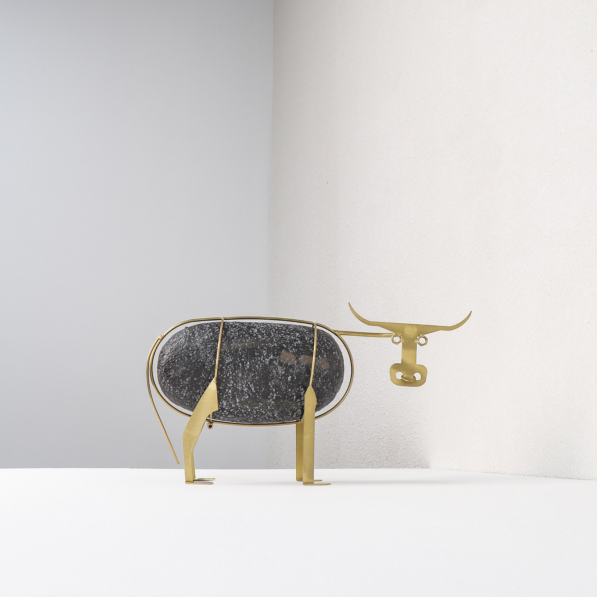 现代创意牛气冲天金属摆件样板房售楼处家居桌面摆件