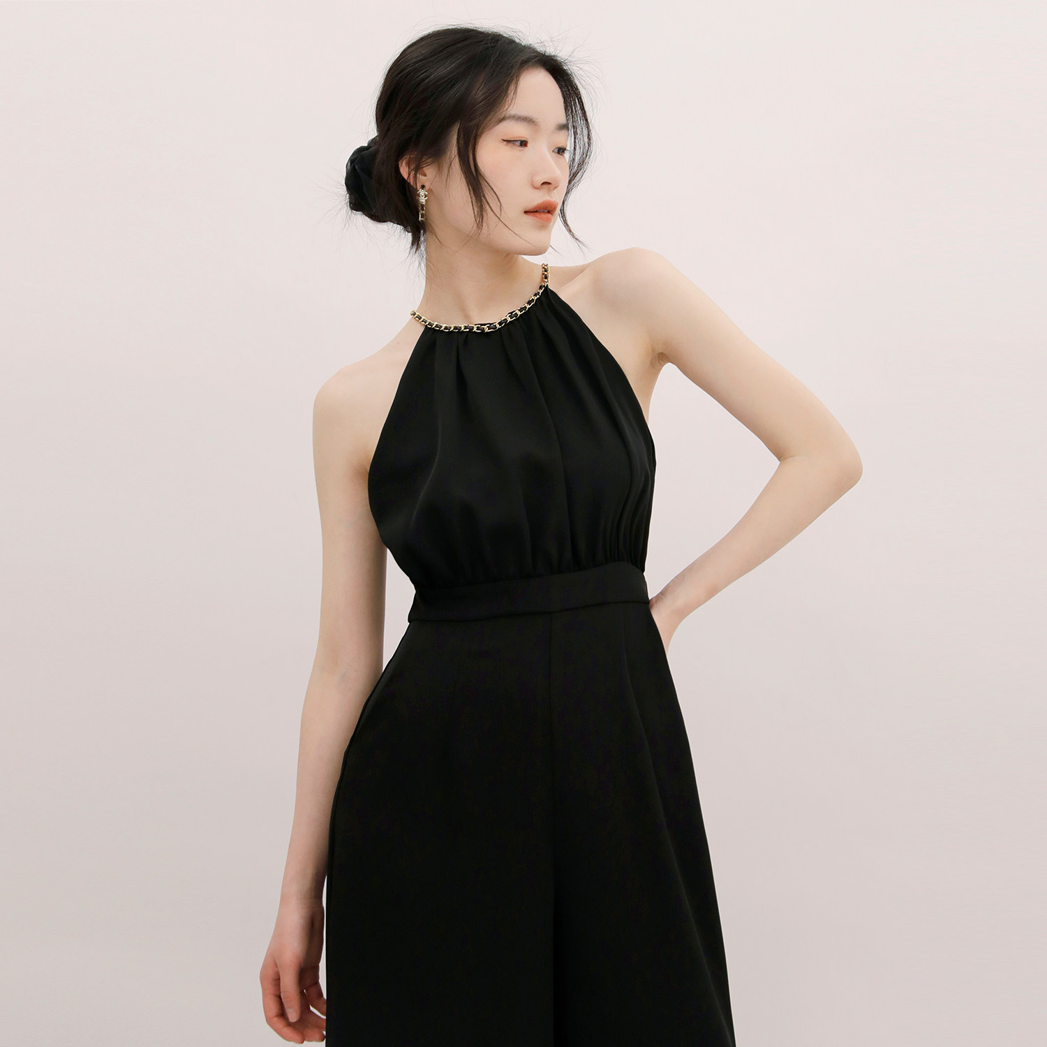 tansshop小香黑金链条挂脖连体2022新品黑色显腿连体衣