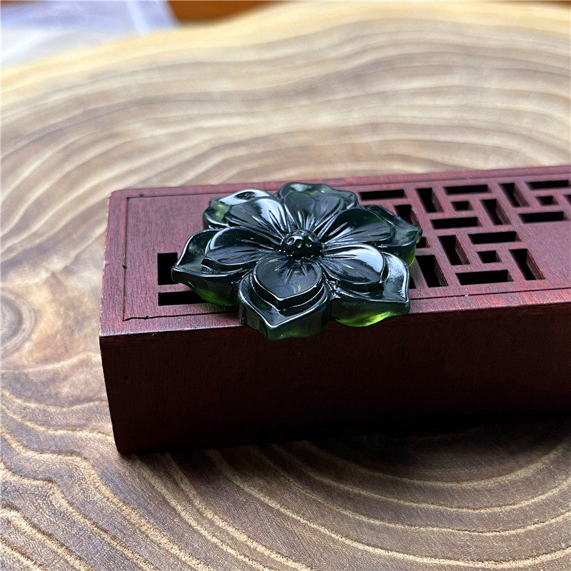 天然岫玉墨玉莲花吊坠高品质女士帝王保真玉石颈饰