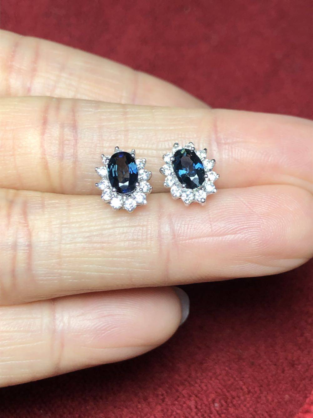 蓝宝石高品质18k白金天然耳钉戴妃款围钻满火彩耳钉