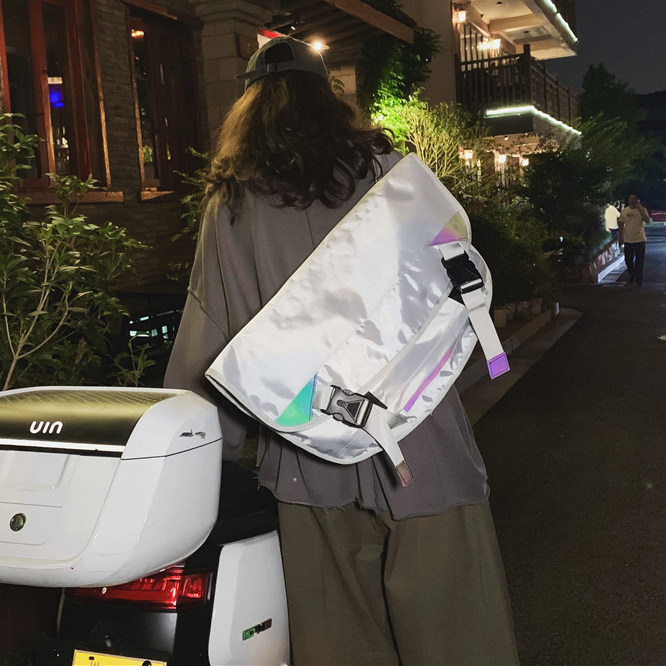 ins潮流机能风工装包嘻哈休闲后背反光镭射单肩包潮牌邮差斜挎包