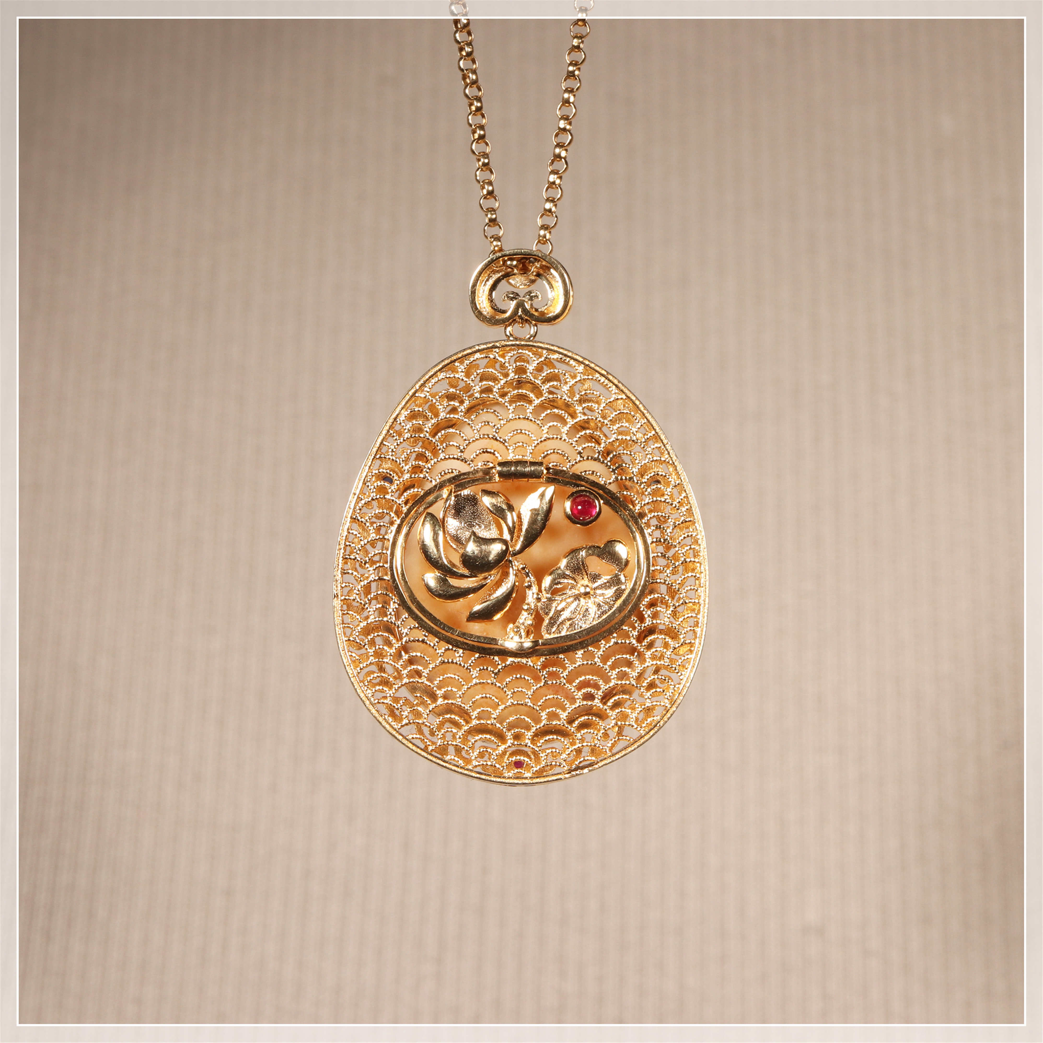 在售满洒金皮无观音18k金镶玉花丝香囊女性挂件颈饰