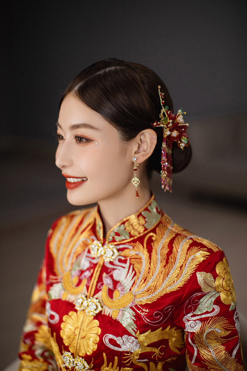 红色盘发服配秀禾中式套装耳饰头饰跟妆新娘发饰