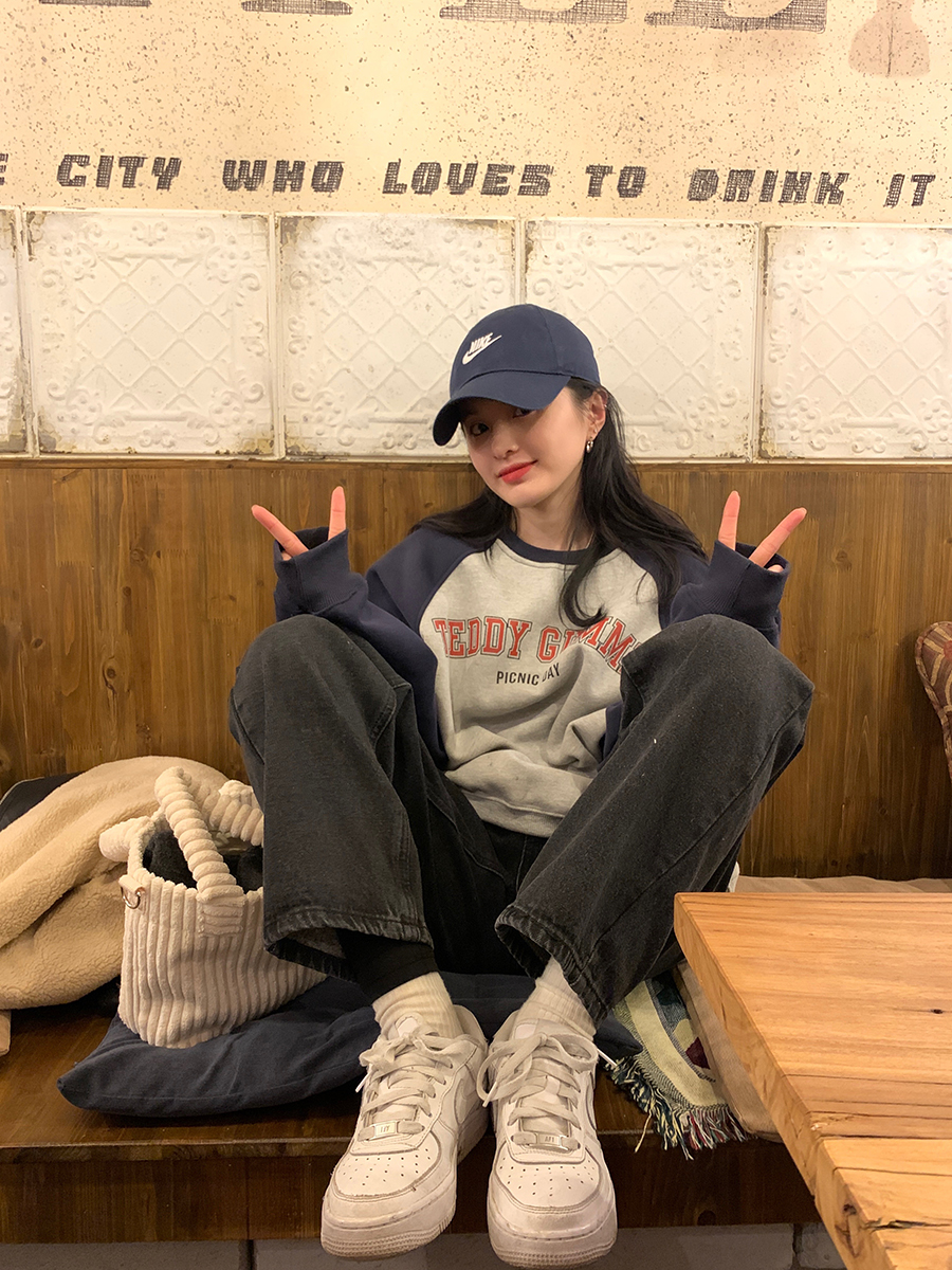 馨帮帮设计感小众上衣韩版复古拼色字母休闲圆领套头加绒卫衣女冬