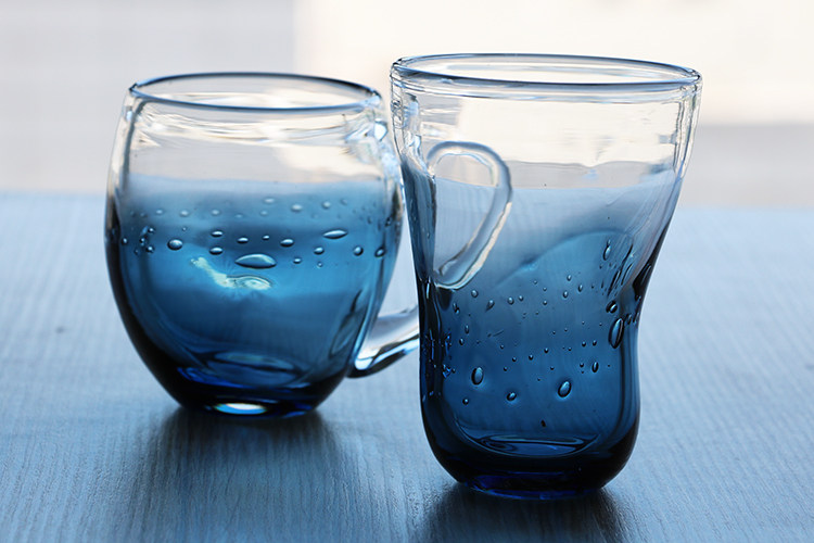 现货 日本进口美浓烧和蓝 日式湖水蓝不规则气泡款玻璃水杯果汁杯