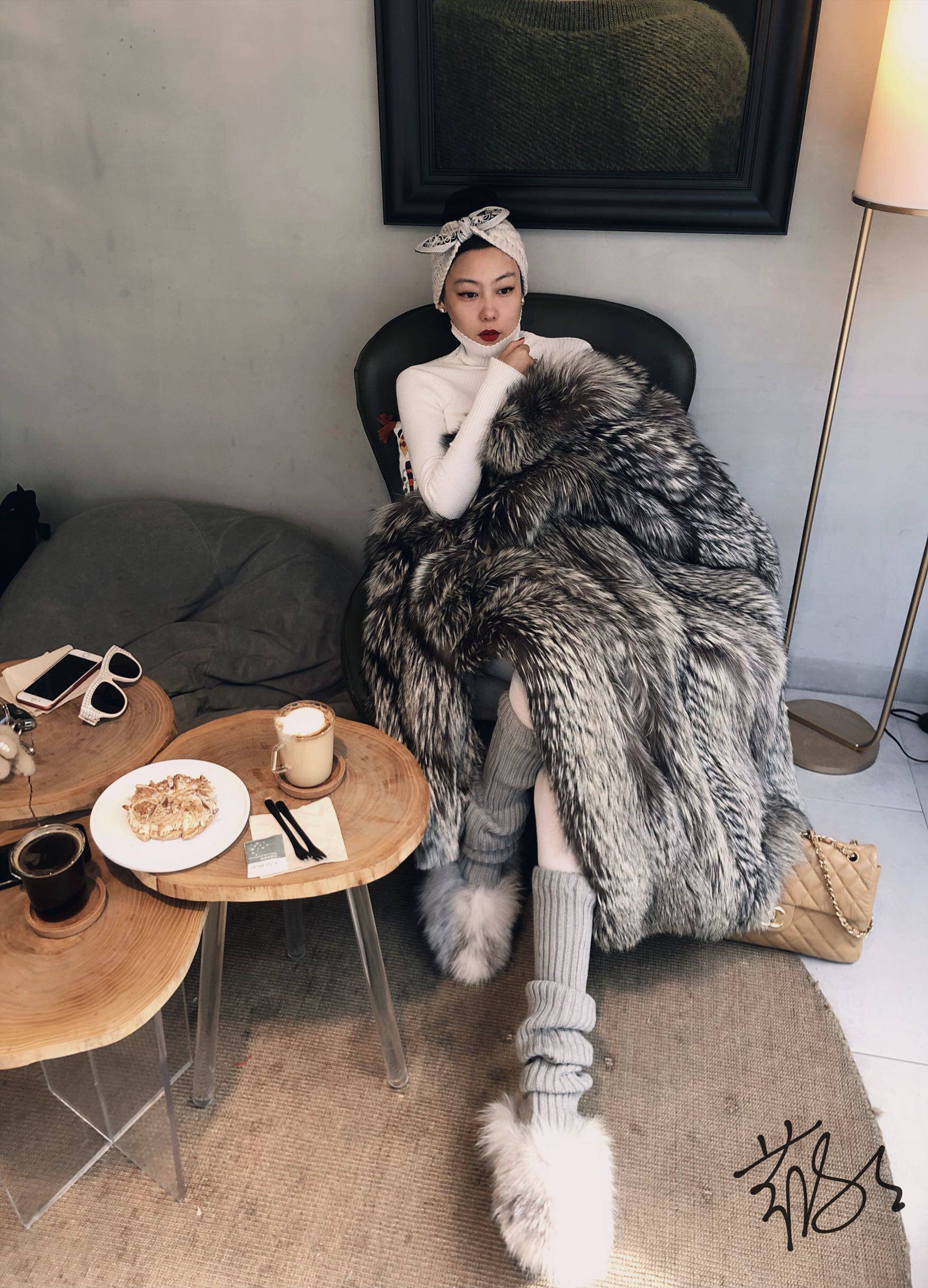 vivian欧货走秀新款整皮本色天然皇冠白金银狐皮草