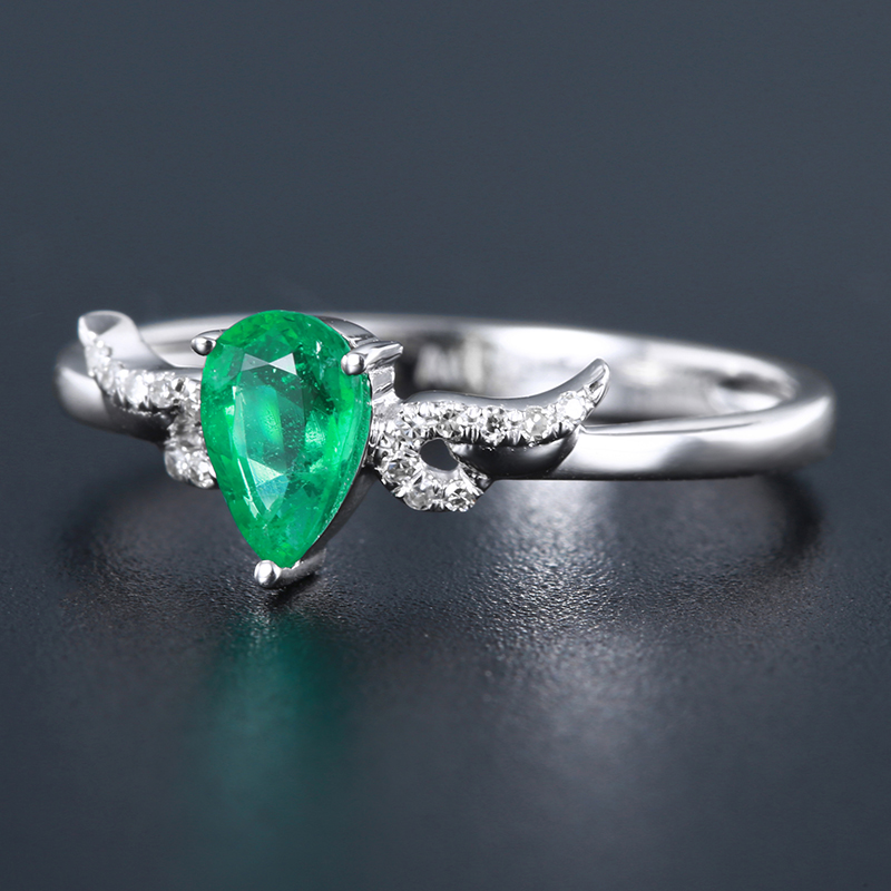 水滴形天然祖母绿戒指048克拉18k金镶嵌钻石意禄珠宝e8002