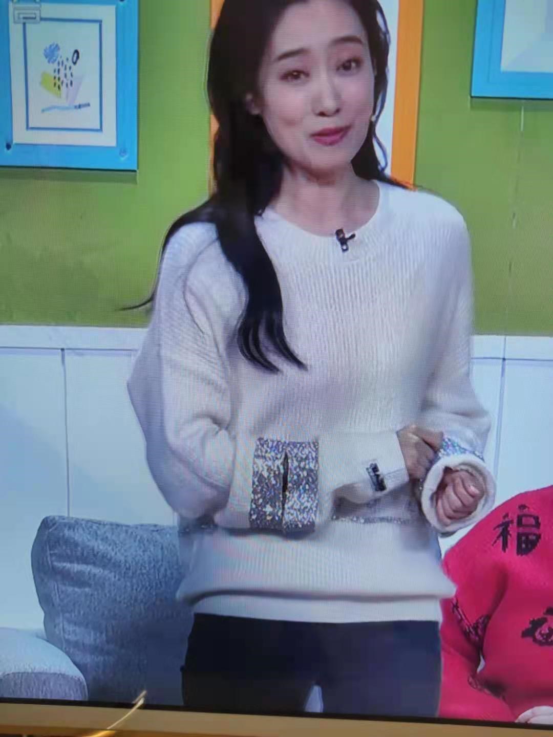 2021春晚张小斐同款白色毛衣拼接拼色亮晶晶袖子毛衣
