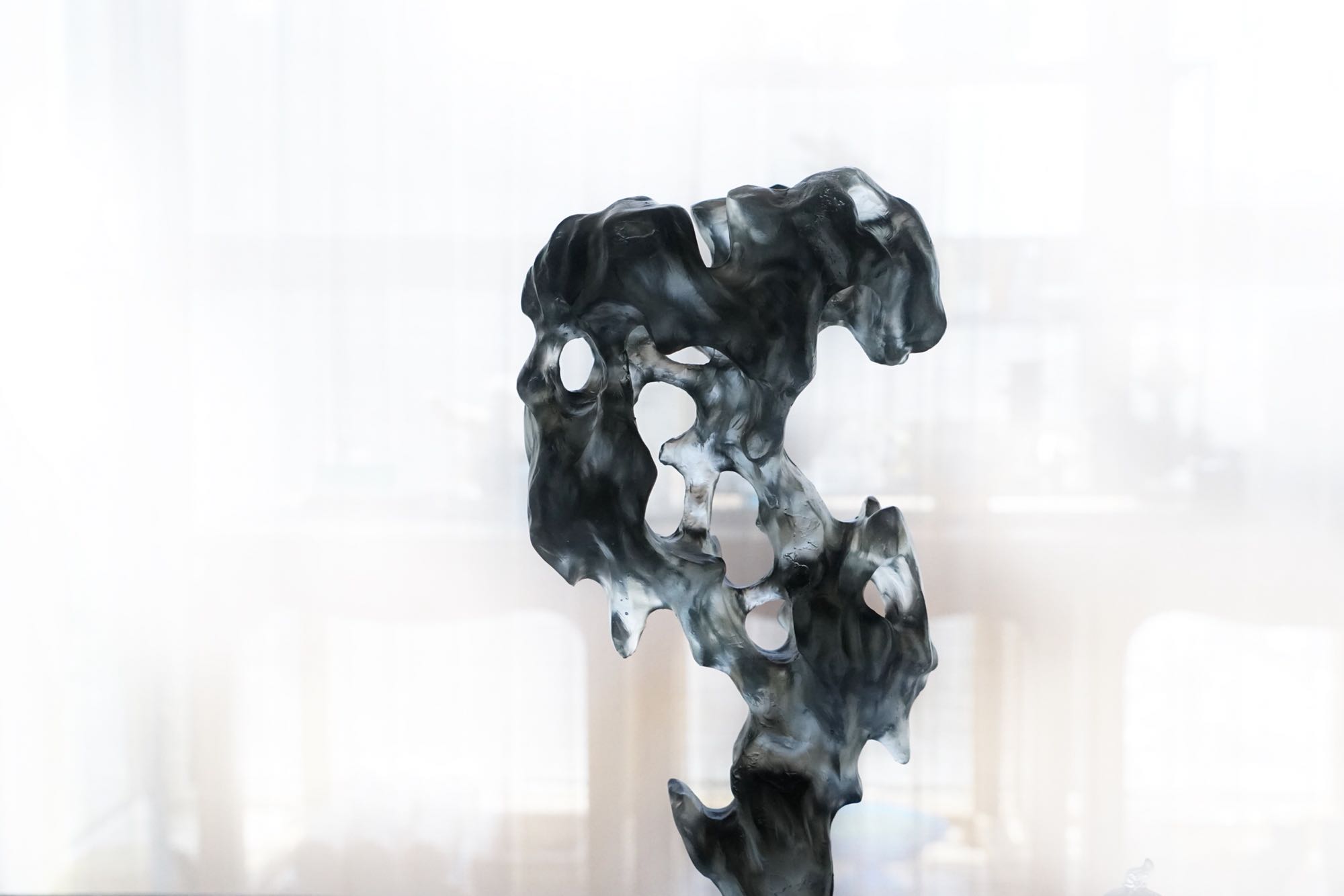 梁明毓琉璃太湖石摆件摆件古法脱蜡限量作品签名茶宠摆件