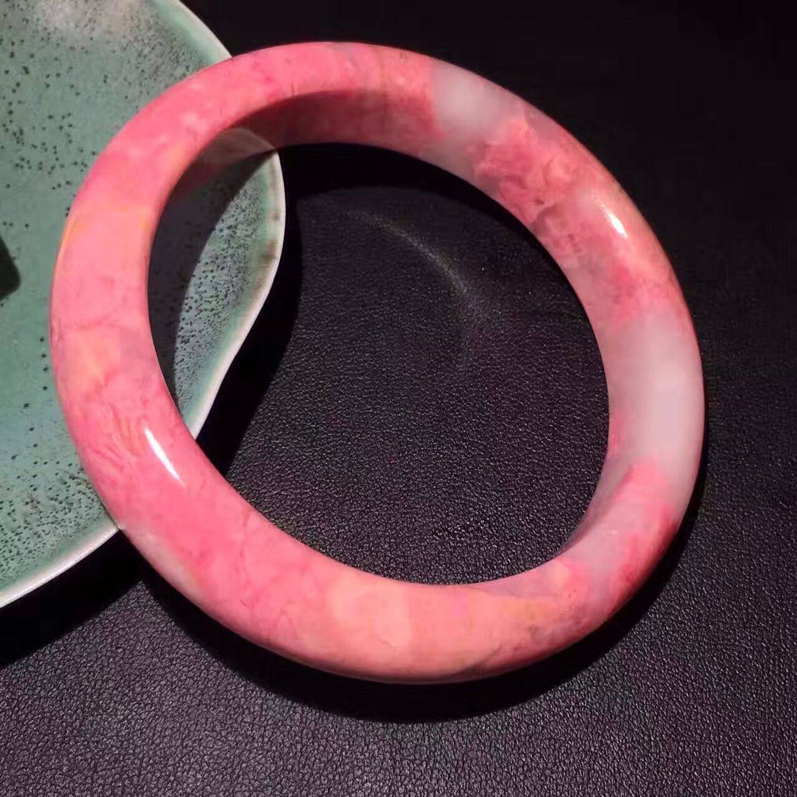 蔷薇辉手镯粉粉嫩嫩天然桃花玉柔软细腻规格宽148mm内径595mm