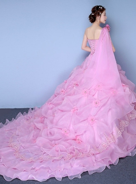 粉色拖尾单肩婚纱礼服影楼主题服装情侣写真外景拍照演出服摄影薇设计