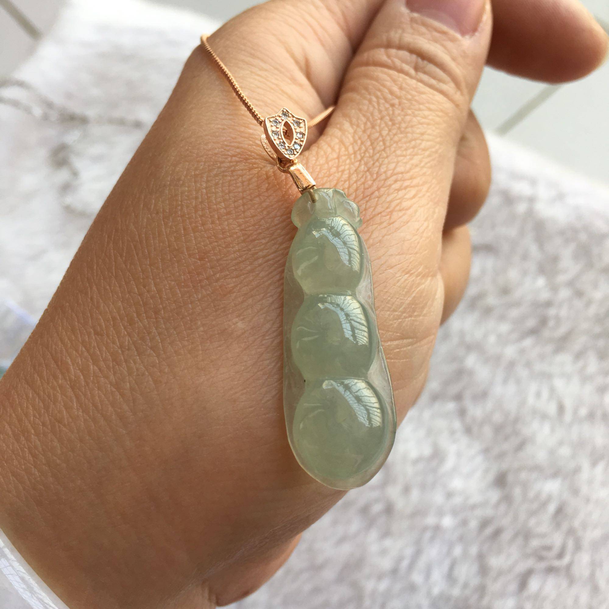 缅甸冰种淡绿翡翠豆子吊坠富贵豆玉荷兰豆挂坠颈饰