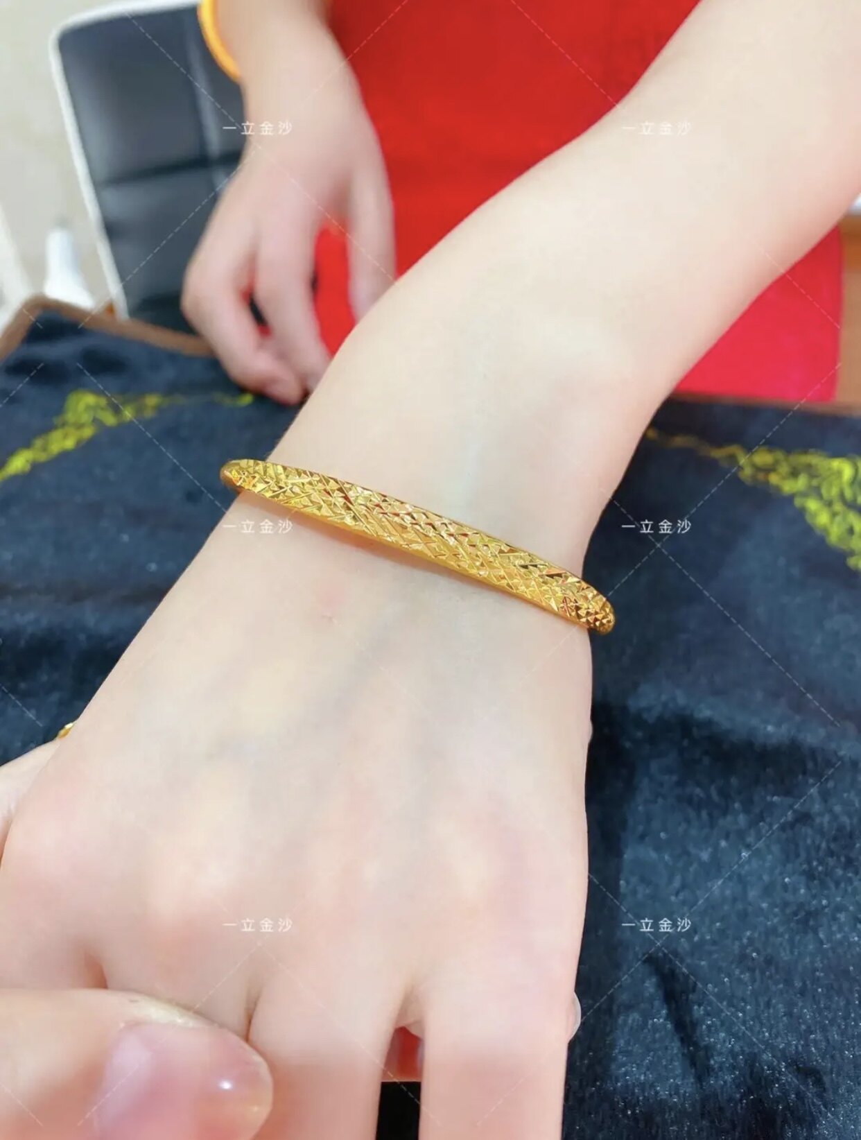 抖音样品一色里外同款金里外矿石通体手镯菠萝手镯