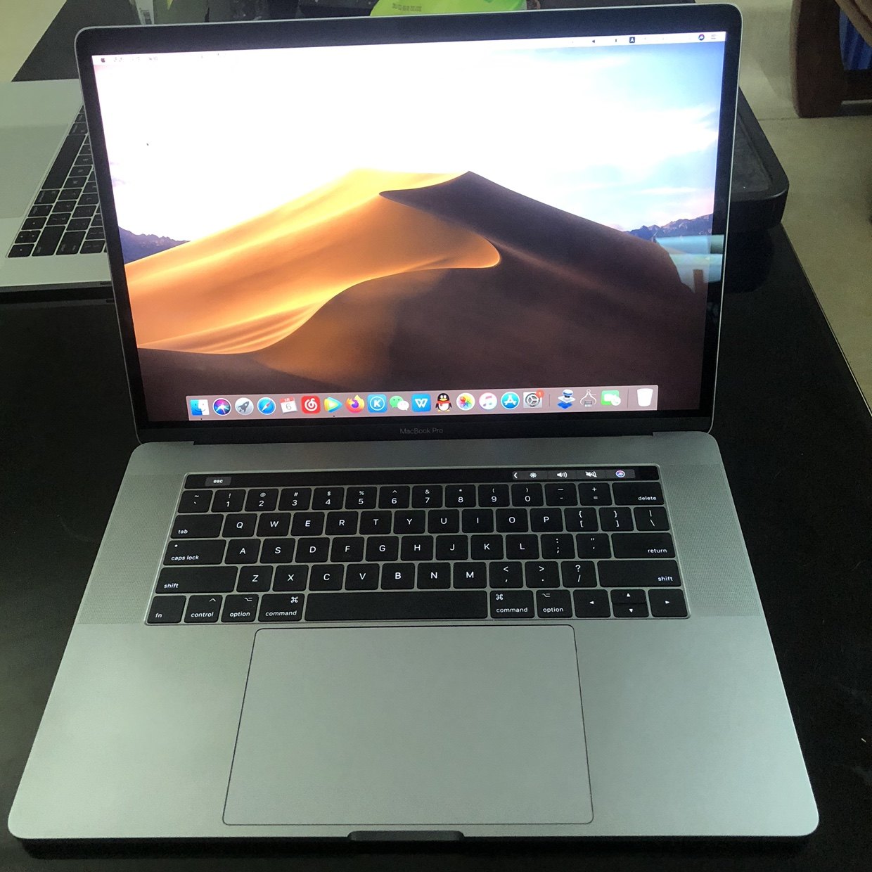 苹果a1707mlh32二手笔记本电脑i716g固态硬盘笔记本炫彩贴