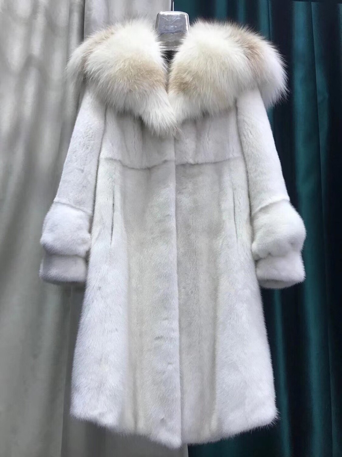 vivian天鹅绒水貂白色搭金岛狐连帽长款百搭貂皮皮草皮草