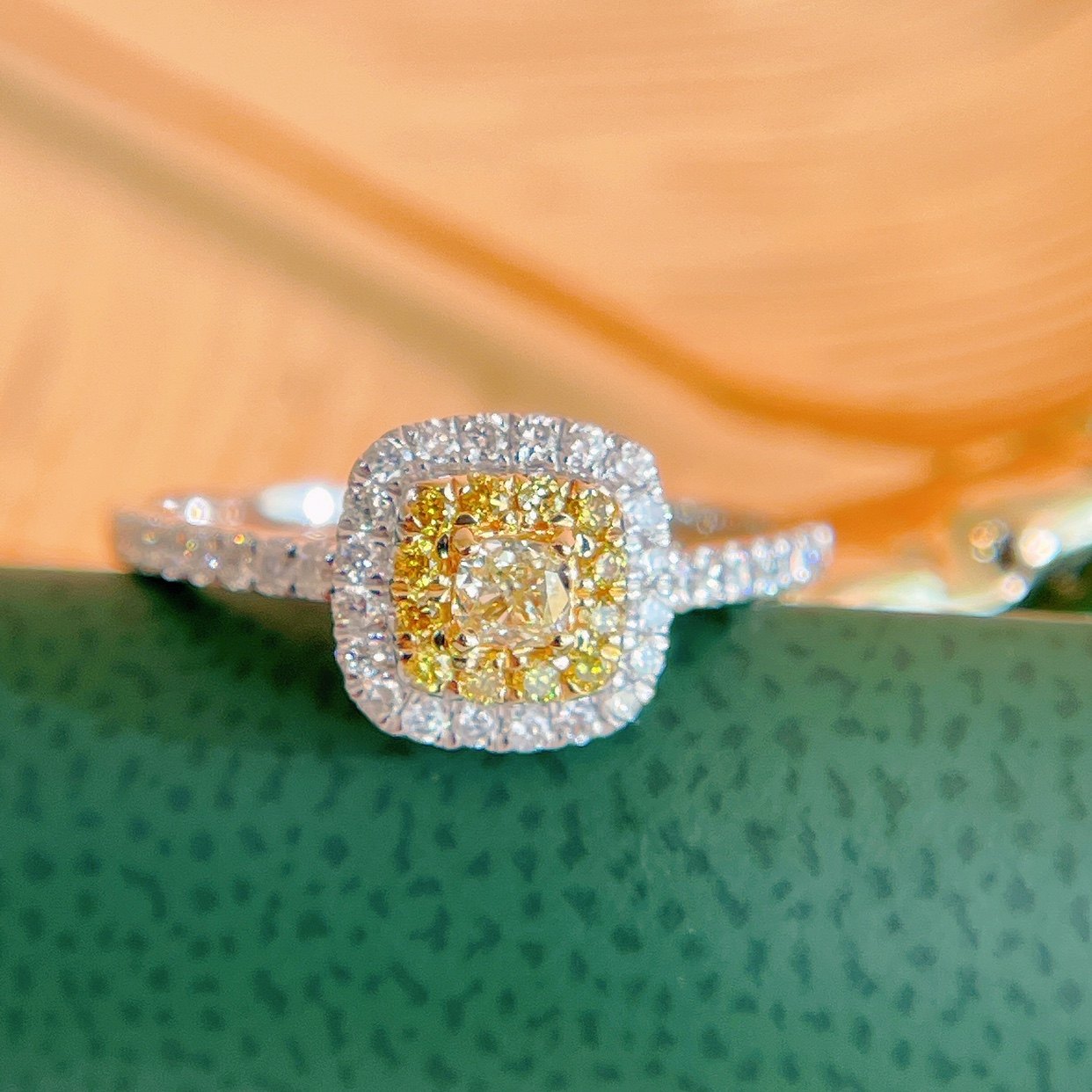 18k经典方形复古黄钻戒指55分手饰