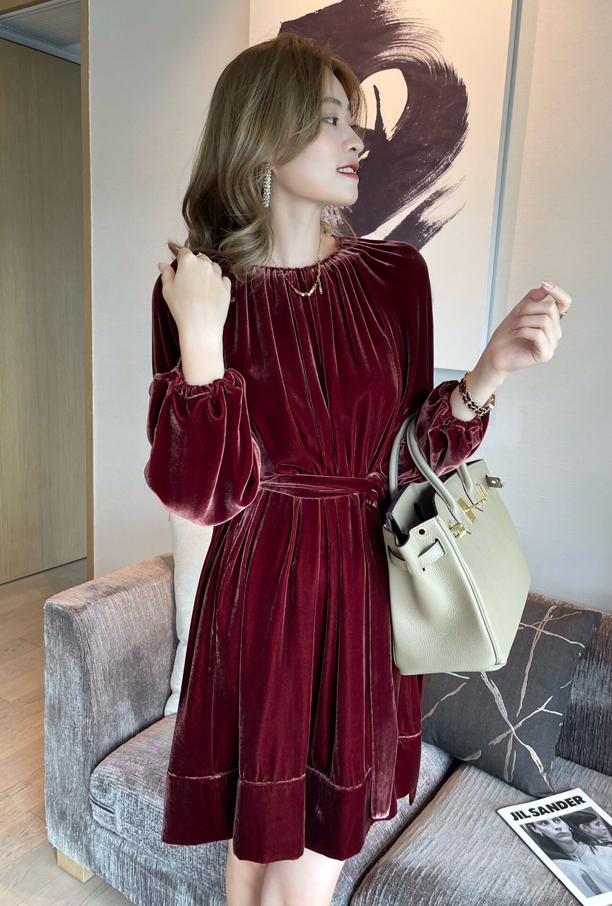 后背风景线简约不简单真丝丝绒连衣裙圆领长袖纯色连衣裙