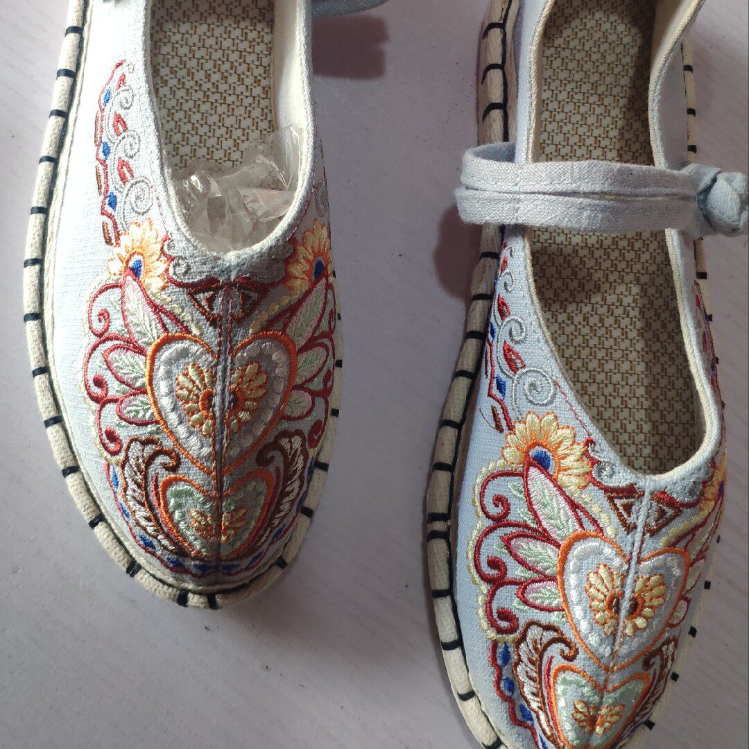 丽江民族风手工绣花鞋重工刺绣复古中式盘扣尖头布鞋