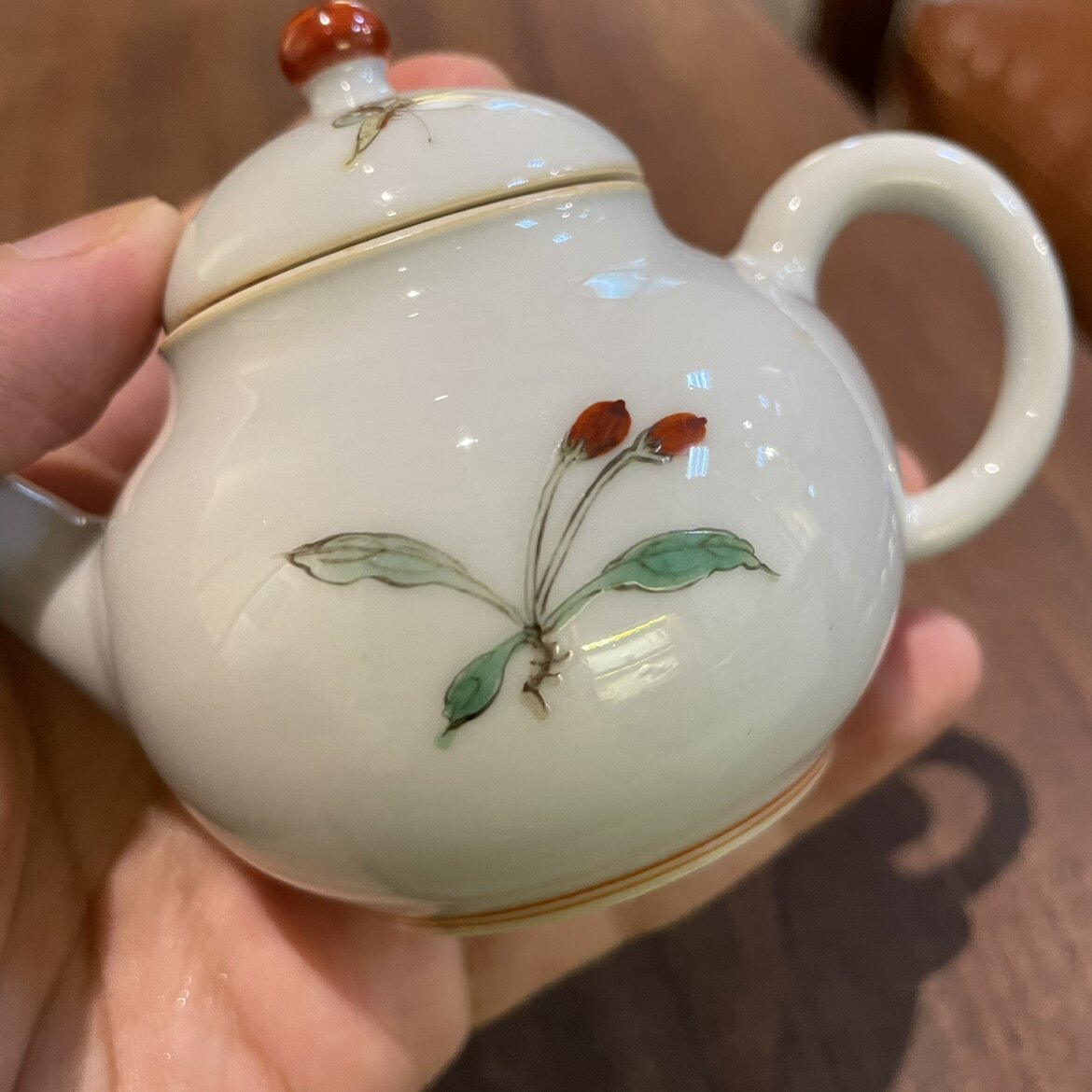 古彩枸杞茶壶茶壶