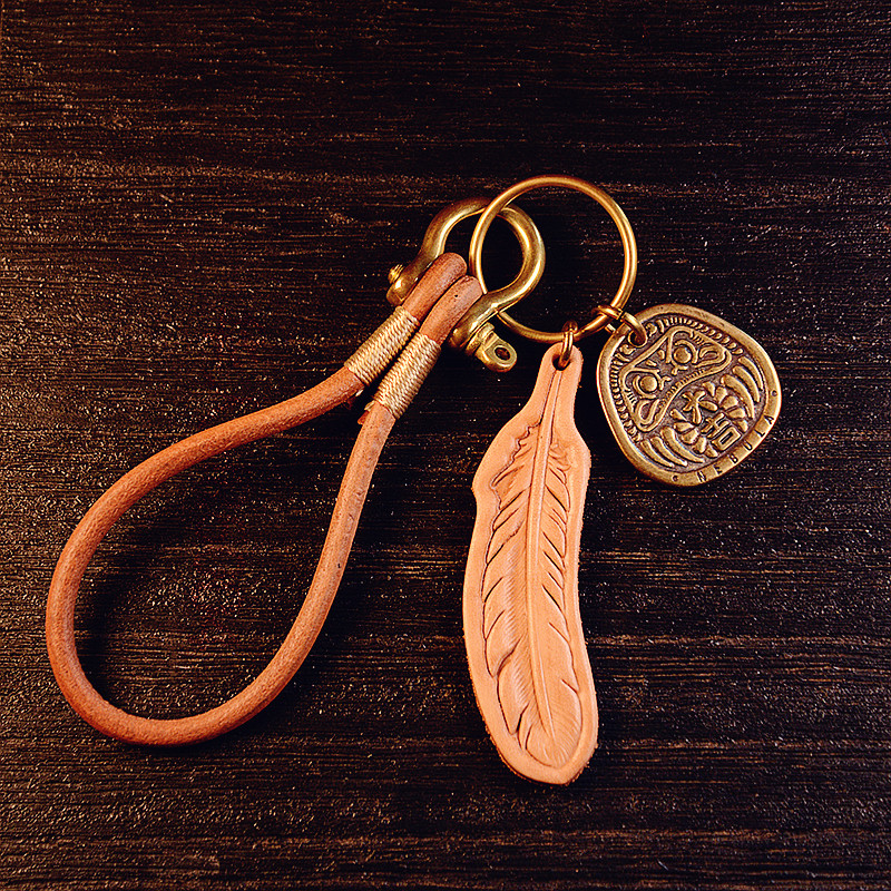 手工工头牛皮原色植鞣复古圆皮腕带皮雕羽毛钥匙扣