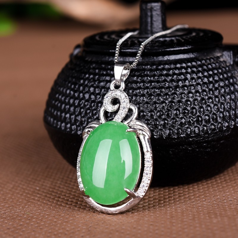 马来椭圆戒面绿色吊坠女款锁骨玉石项坠简单项坠
