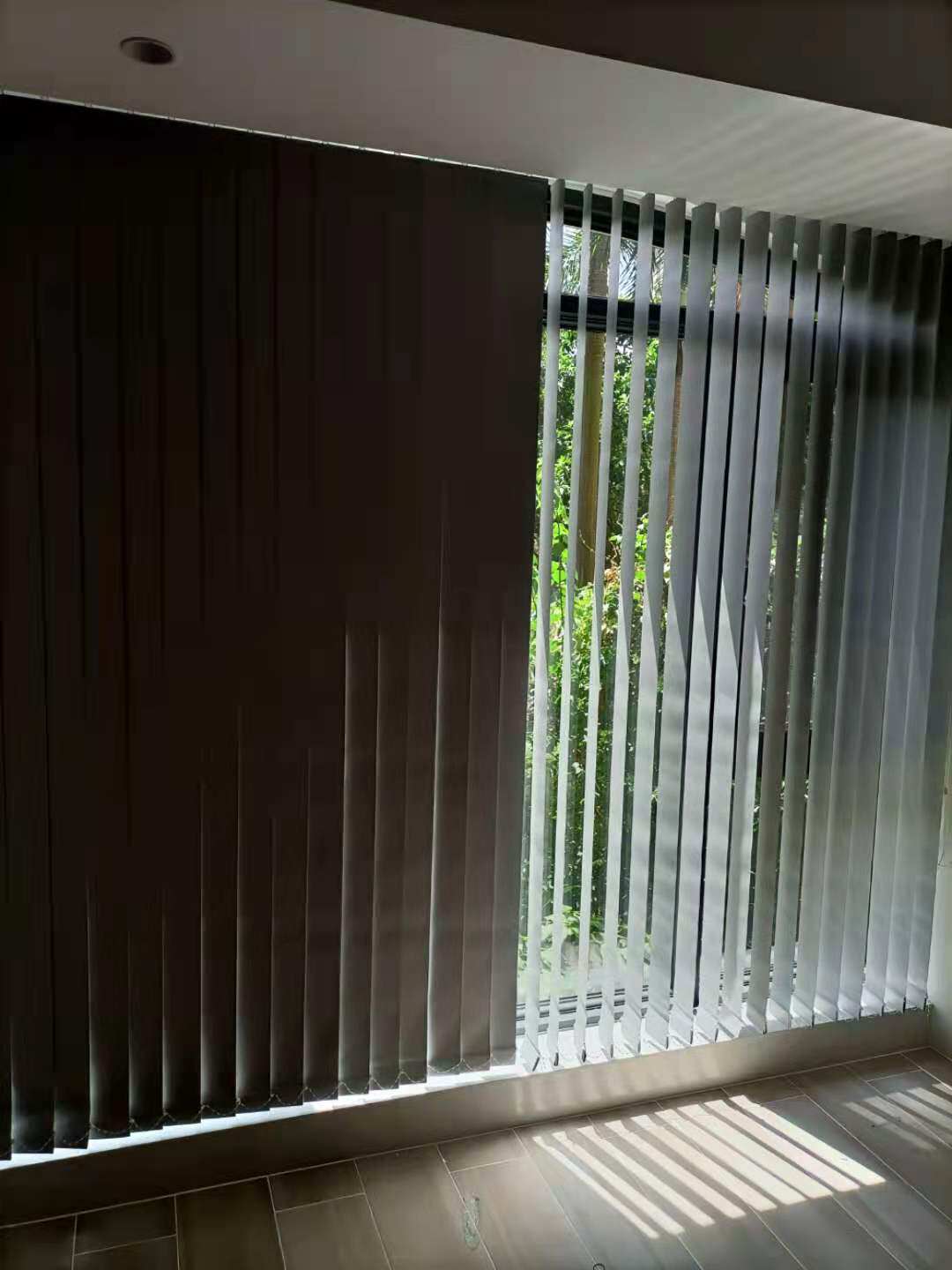 垂直遮光垂帘办公室窗帘办公遮阳成品工程防水门帘