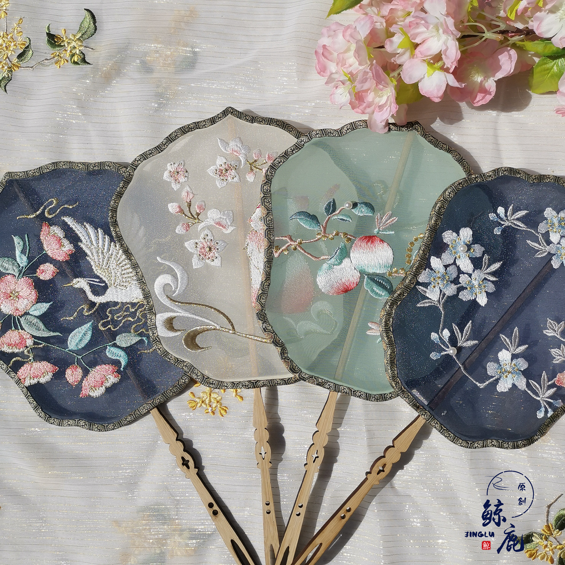 鲸鹿宋锦雕花短柄异形梅花凤冠宫廷走秀团扇工艺扇