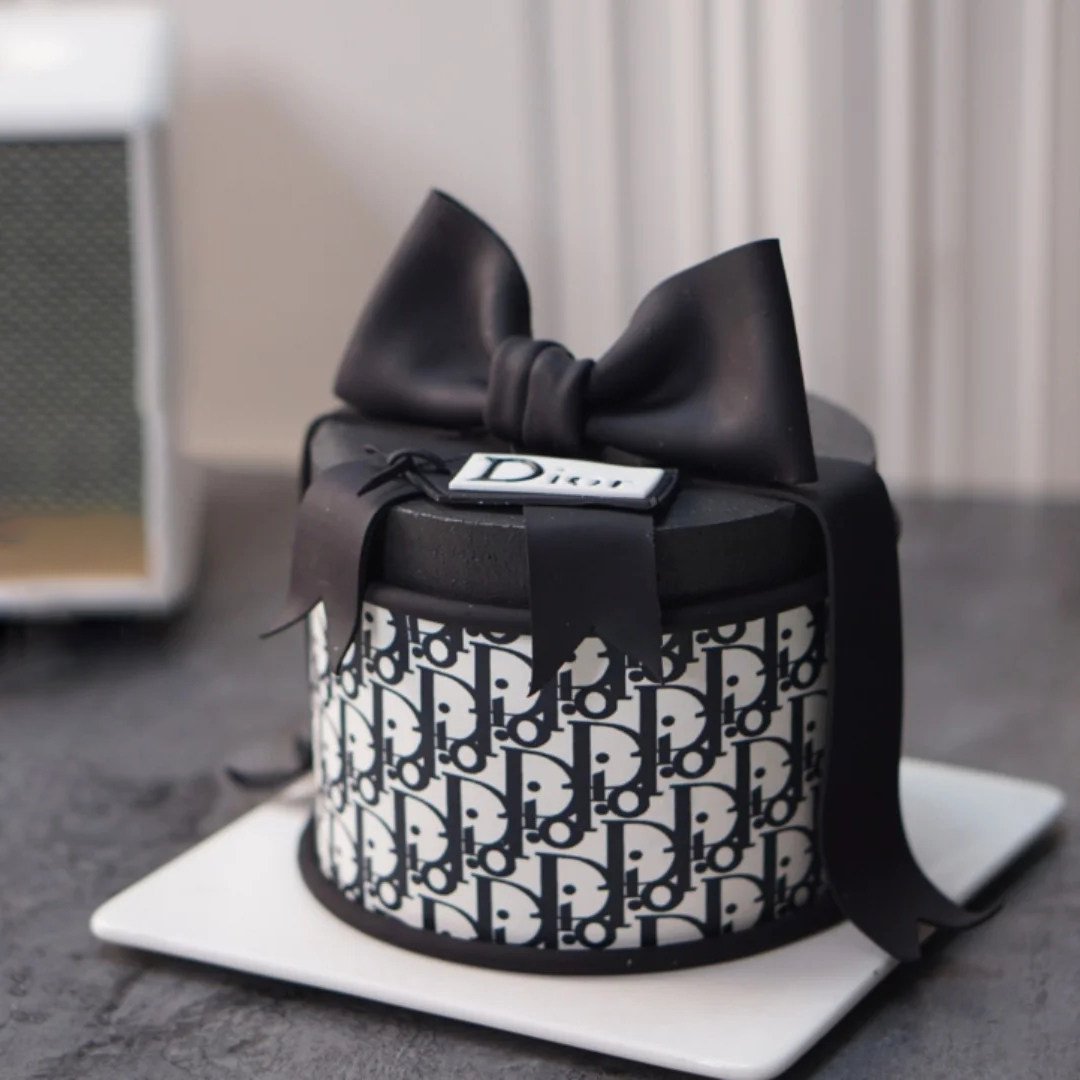 名牌奢侈品礼盒包包礼物蛋糕动物奶油生日蛋糕广州新鲜生日蛋糕