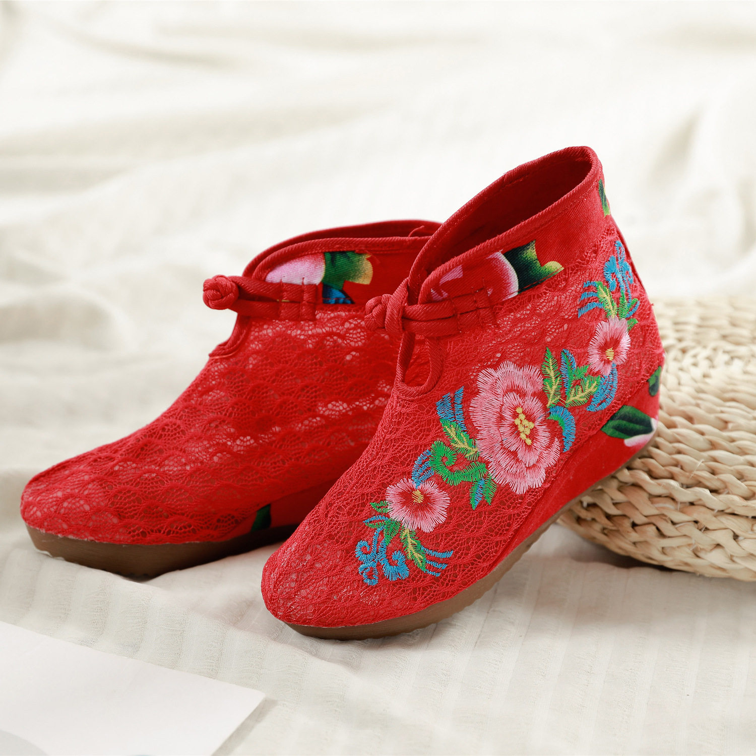 大码民俗高跟鞋大红蕾丝东北特色单鞋旅游花朵单鞋