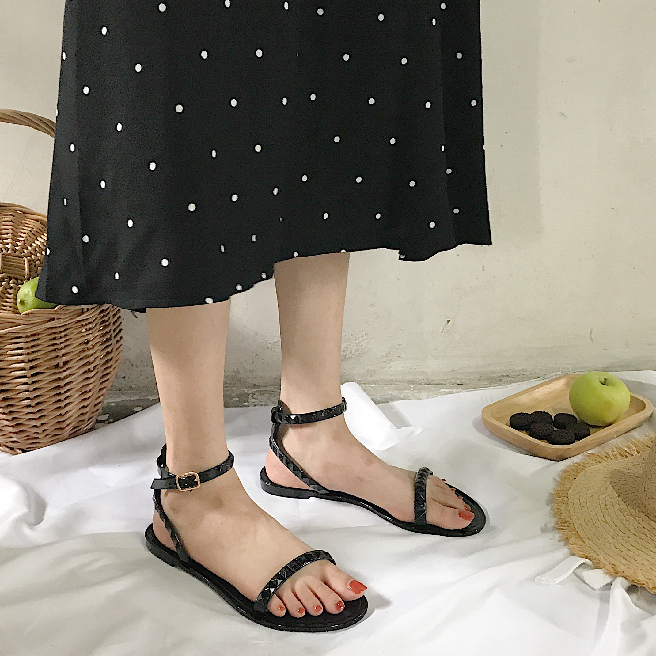 凉鞋女夏韩国简约平底铆钉罗马鞋学生一字带细带塑料防滑沙滩鞋子