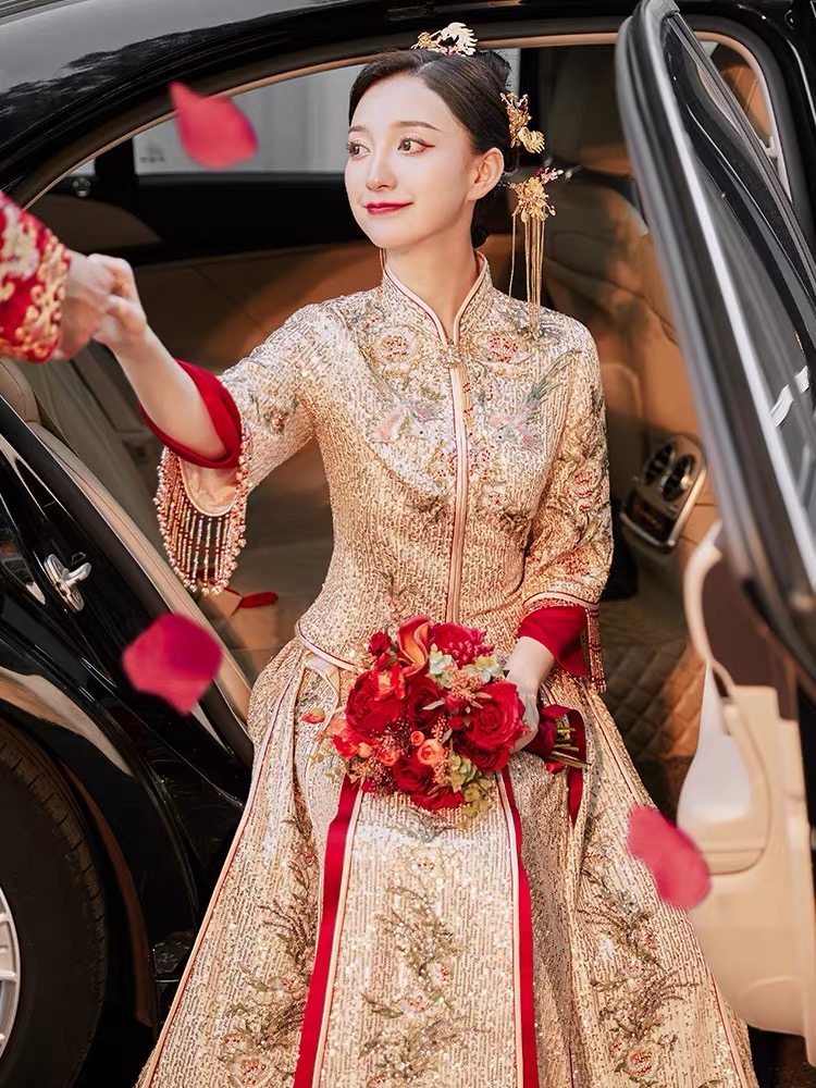 秀禾出租品牌中式长袍马褂新娘装婚金色马来旗袍
