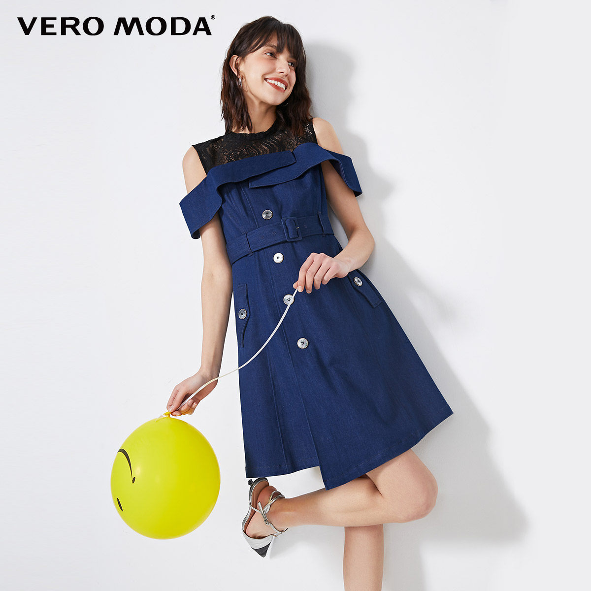 绫致veromoda春季新款镂空花朵拼接牛仔修身连衣裙