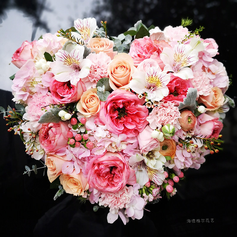 婚车鲜花广州高档布置心形插花粉红粉红色色系婚车鲜花
