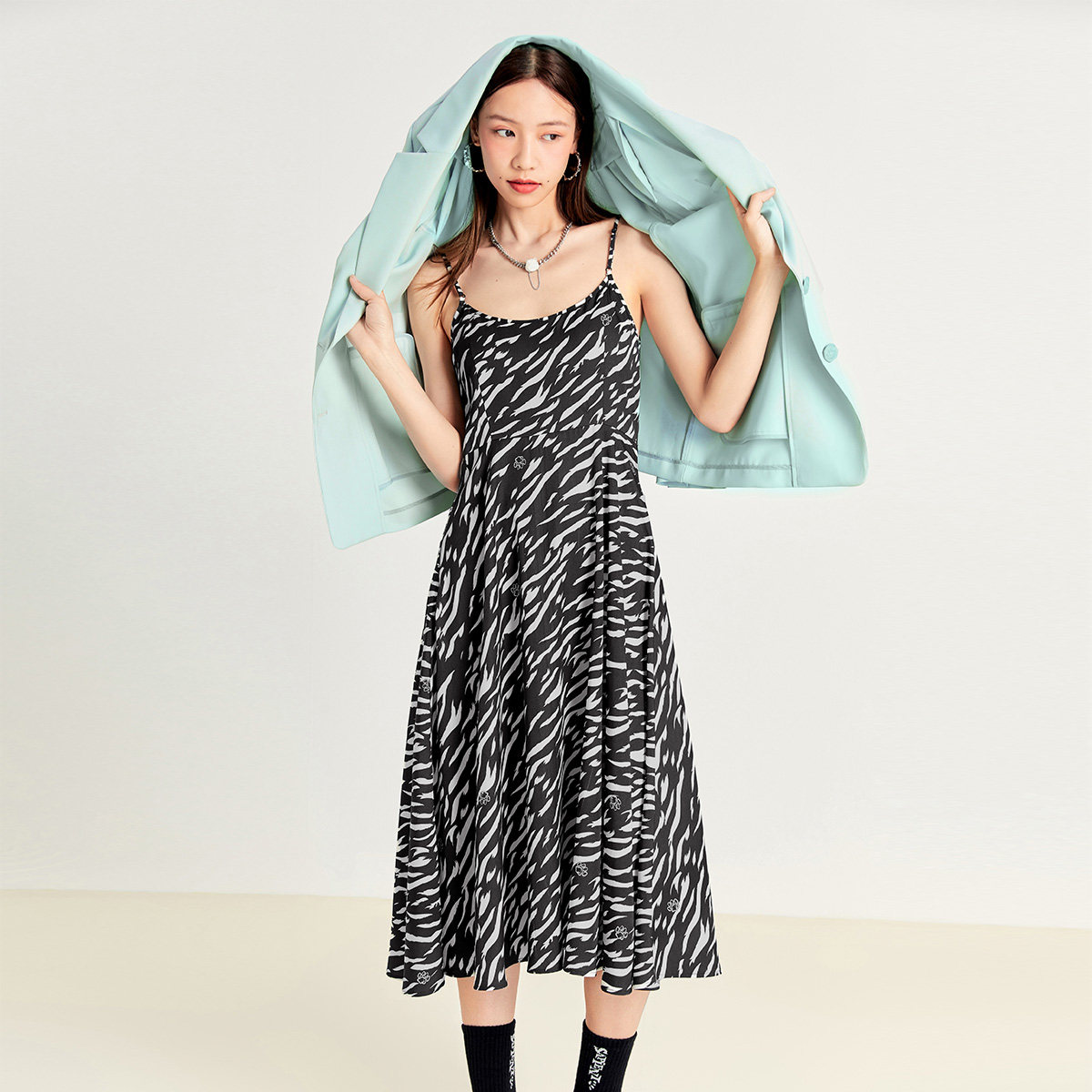 太平鸟女装斑马纹吊带连衣裙2021夏季新款小众吊带裙黑色时尚裙子