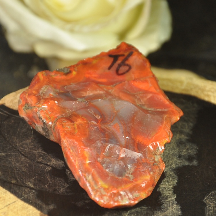 原石辽宁朝阳北票战国红缟玛瑙鸡血血红肉料摆件