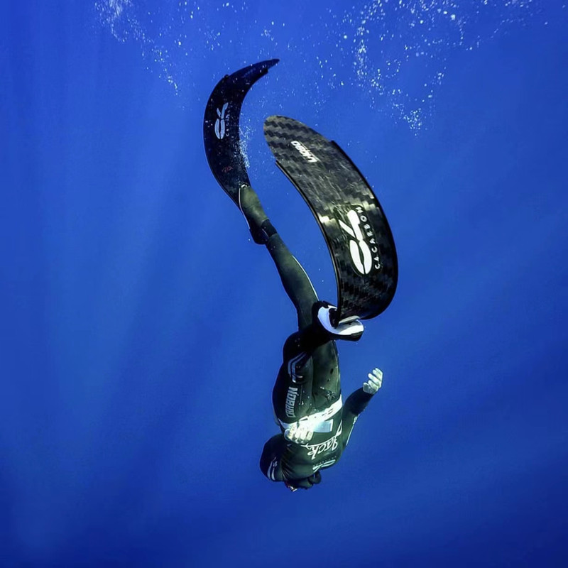 2022新款意大利c4碳纤维脚蹼自由潜水渔猎长蹼脚蹼