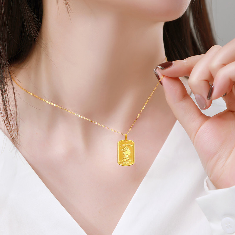 赛菲尔足金9999女王金牌金币吊坠女王造型高贵且典雅衬托女性温婉气质