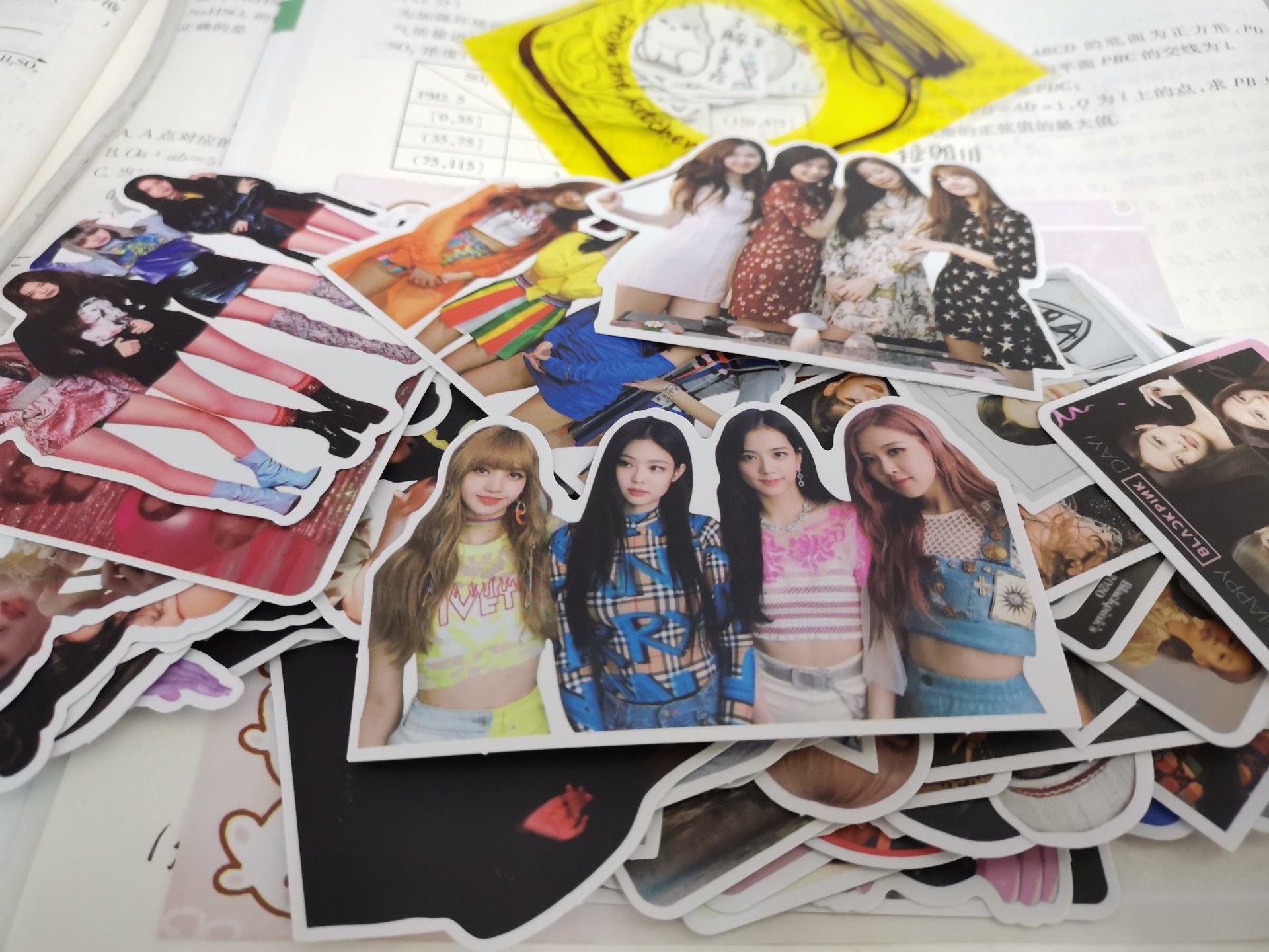 black粉墨行李箱贴纸lisa金智jennie金智秀明星手机笔记本炫彩贴