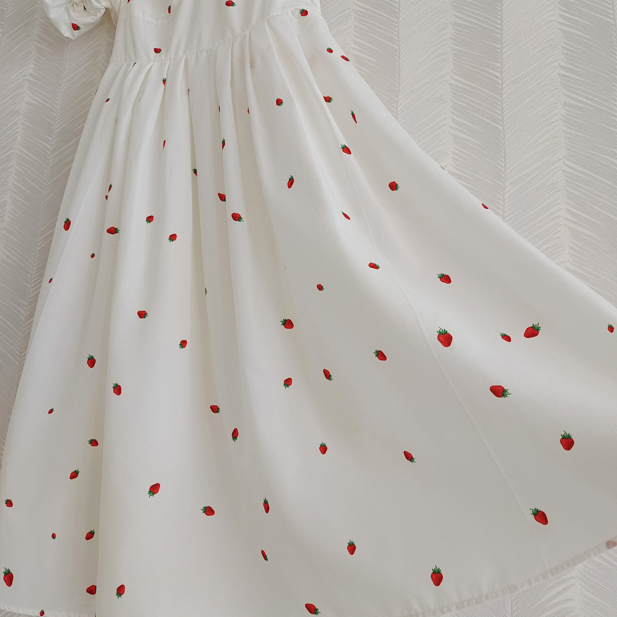 白色连衣裙袖显泡泡印花草莓裙子复古女装女裙连衣裙