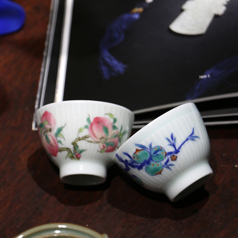 手绘桃子品茗杯景德镇陶瓷手绘桃子斗彩粉色蓝色品茗杯主人杯新品