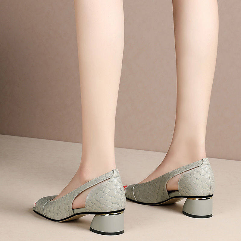 金特 百丽夏季真皮鱼嘴凉鞋女中空粗跟方头露趾中跟女鞋妈妈单鞋