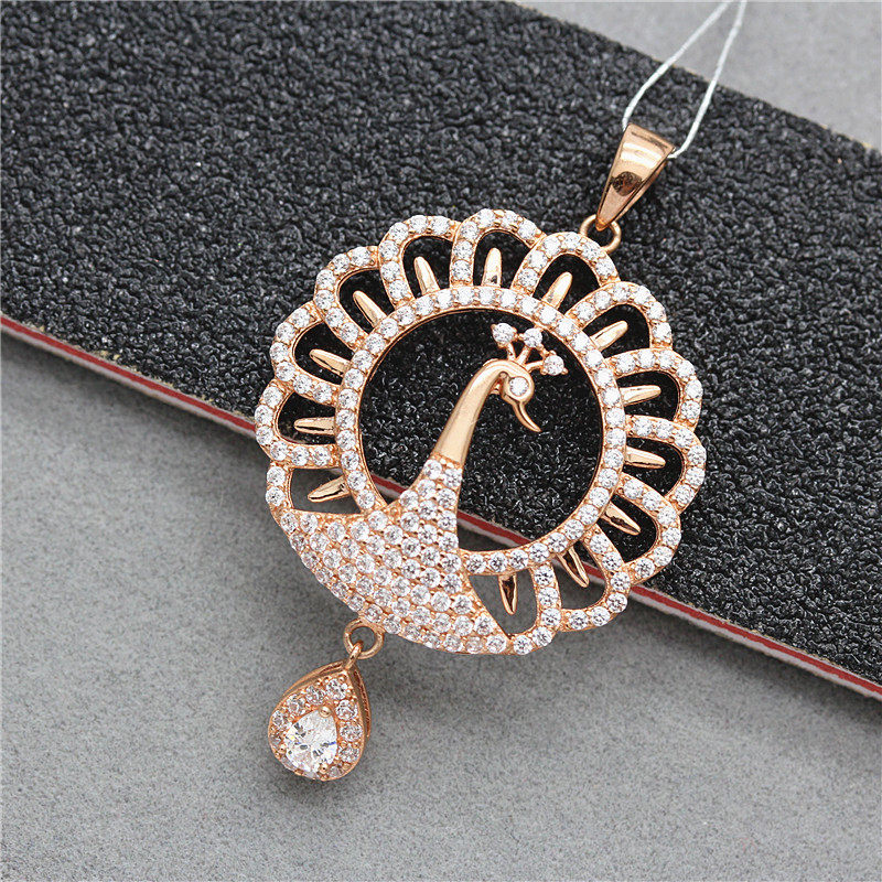 六鑫金店俄罗斯紫金吊坠精工镶嵌彩金女款孔雀开屏颈饰