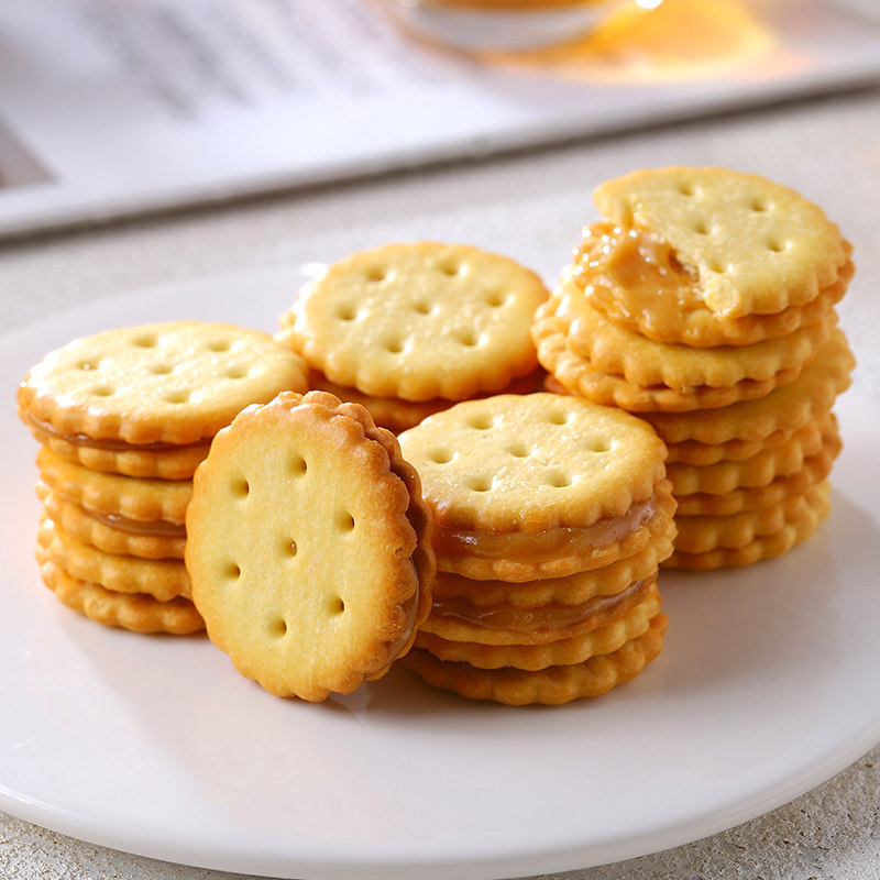 饼干咸蛋蛋黄麦芽夹心整箱网红零食小吃休闲食品夹心饼干